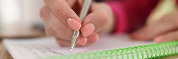 Close Van Zakelijke Vrouwen Hand Met Pen Schrijven Notitie Notebook — Stockfoto