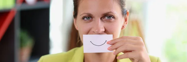 Mujer Oficina Sostiene Papel Con Sonrisa Feliz Delante Boca Éxito — Foto de Stock