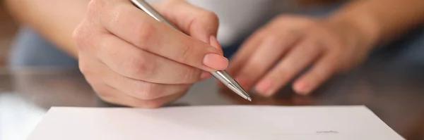 Женщина Подписывает Контракт Соглашение Крупным Планом Женские Руки Ручкой Бумажным — стоковое фото