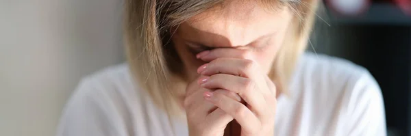 Mujer Triste Estresada Con Los Ojos Cerrados Mantiene Sus Manos —  Fotos de Stock