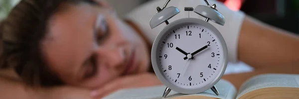Relógio Alarme Está Livro Aberto Grosso Mulher Encontra Dorme Mesa — Fotografia de Stock