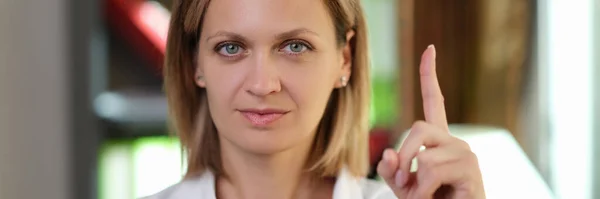 Kvinnlig Läkare Pekade Finger Läkarmottagningen Begreppet Varning Uppmärksamhet Och Medicinsk — Stockfoto