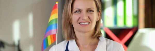 Lächelnde Ärztin Mit Lgbt Fahne Der Hand Praxisbüro Medizinische Versorgung — Stockfoto