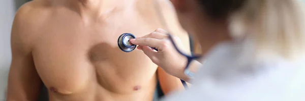 Vrouwelijke Arts Onderzoekt Mannelijke Patiënt Medische Kliniek Geselecteerde Focus Stethoscoop — Stockfoto