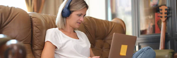 Freelancer Mulher Com Fones Ouvido Laptop Funciona Online Enquanto Sentado — Fotografia de Stock
