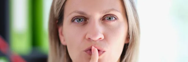 Mulher Segurando Dedo Seus Lábios Gesticulando Silêncio Close Fêmea Olhando — Fotografia de Stock