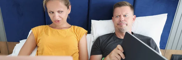 질투하는 남편은 아내가 부정행위를 것으로 의심하여 아내의 컴퓨터 화면을 컴퓨터를 — 스톡 사진