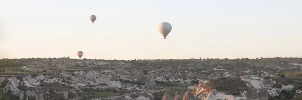 热气球在黄昏的天空中飞越戈里梅国家公园上空 土耳其Cappadocia的游客冒险 — 图库照片