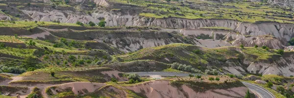 카파도 계곡에 파노라마 계곡을 통과하는 도로를 공중에서 내려다본 — 스톡 사진