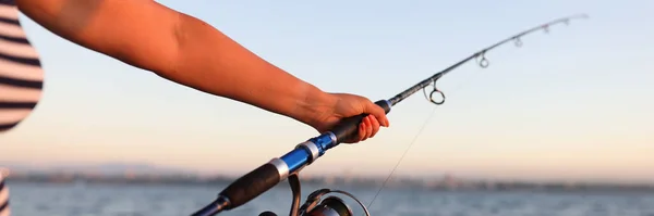 Жінка Тримає Обертовий Стрижень Руках Риболовлю Морі Вид Рибалки Море — стокове фото