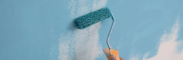 Peintre Peint Mur Couleur Bleue Avec Rouleau Aménagement Décoration Concept — Photo