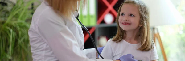 Női Orvos Ellenőrzi Mosolygós Lány Egészségét Orvosi Klinikán Terapeuta Meghallgatja — Stock Fotó