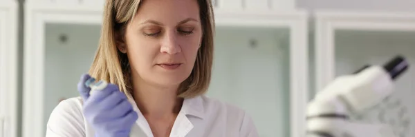 Scientist Woman Makes Tests Laboratory Close Pharmaceutical Experiment Reagents Blood — Φωτογραφία Αρχείου