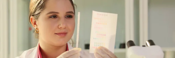 Scientist Woman Looks Lakmus Strip Close Chemical Test Indicators Acidity — Photo
