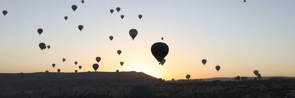 土耳其卡帕多西亚 许多热气球在日落的天空中飞行 日落时去国家公园 — 图库照片
