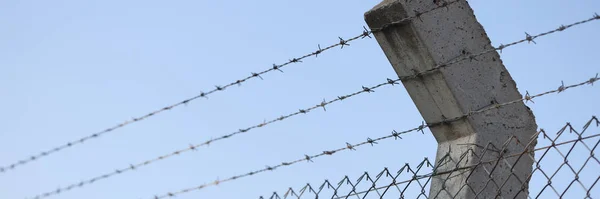 Колючая Проволока Против Голубого Неба Стена Безопасности Тюрьмы Военная Зона — стоковое фото