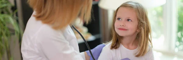 Γιατρός Εξετάζει Κορίτσι Στο Ιατρικό Γραφείο Στηθοσκόπιο Ιατρική Ασφάλιση Για — Φωτογραφία Αρχείου