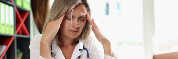 Exhausted Female Doctor Having Headache While Working Clinic Tired Depressed — Foto Stock