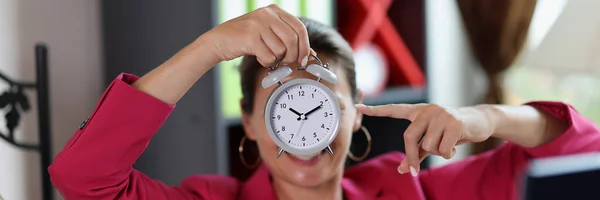 Woman Office Points Alarm Clock Her Hand Time Work Think — Φωτογραφία Αρχείου