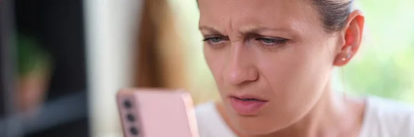 Woman Serious Face Looks Doubtful Smartphone Screen Close Confident Woman — Foto de Stock