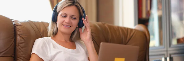 Woman Headphones Smiling Looking Laptop Screen While Sitting Couch Freelance — Stock Photo, Image