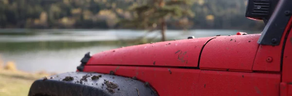 Dirty Offroader Parked Lake Forested Mountains Close Muddy Red Suv — 스톡 사진
