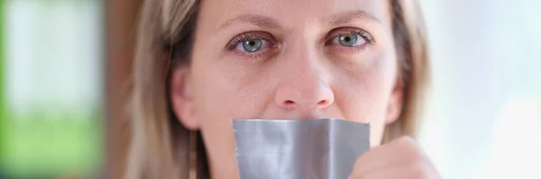 Женщина Удаляет Клейкую Ленту Изо Рта Получить Свободу Остановить Цензуру — стоковое фото