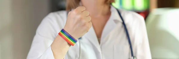 Médica Usando Pulseira Cores Arco Íris Mostra Seu Apoio Comunidade — Fotografia de Stock