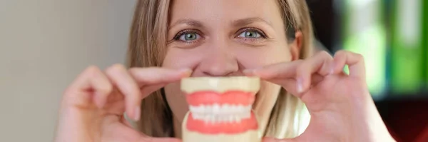 Kvinnlig Tandläkare Håller Plastkäkar Med Konstgjorda Tänder Framför Munnen Tandvård — Stockfoto