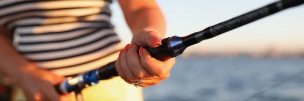 Horgászbotot Tart Orsóval Miközben Tengerben Horgászik Halásznő Áll Forgó Naplemente — Stock Fotó