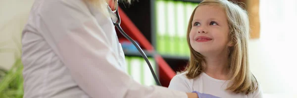 Cardiologista Feminina Examinando Paciente Jovem Clínica Médica Conceito Saúde Infantil — Fotografia de Stock