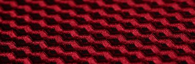 Geometrik desenli kırmızı ve siyah kumaş. Seçili odak. Sığ alan derinliği.