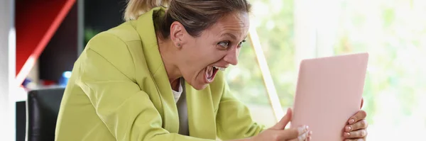 Счастливая Женщина Держит Свой Ноутбук Руках Над Столом Смотрит Экран — стоковое фото