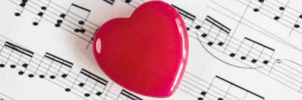 Corazón Rojo Sobre Papel Con Notas Musicales Cerca Concepto Música —  Fotos de Stock