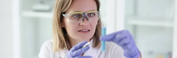 Gloved Female Scientist Glasses Looking Sample While Doing Research Laboratory —  Fotos de Stock