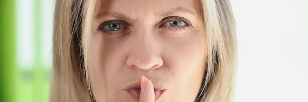 Woman Serious Face Holds Her Finger Her Lips Asks Silence — Stockfoto