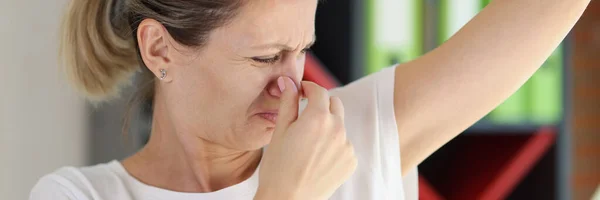 Upset Middle Age Woman Stands Smells Her Armpit Unpleasant Smell — 스톡 사진