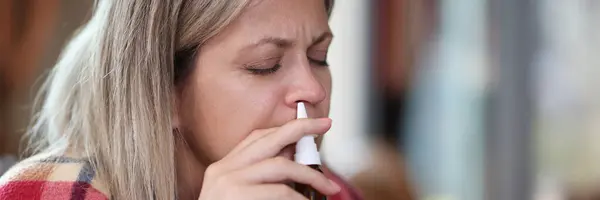 毛布で覆われた病気の女性は 鼻スプレーのクローズアップを使用しています 寒い季節と弱い免疫の概念 — ストック写真