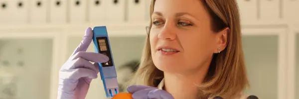 Woman Laboratory Holds Device Orange Citrus Close Checking Fruits Nitrates — ストック写真