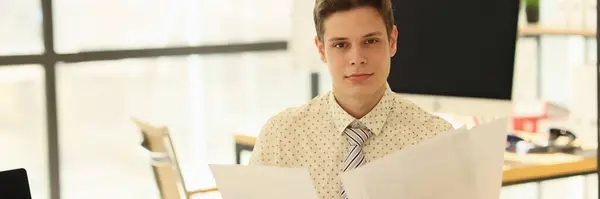 Seorang Pemuda Tampan Menonton Dokumen Kantor Close Tempat Kerja Dari — Stok Foto