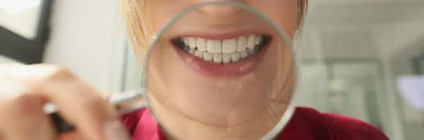 Młoda Kobieta Śmiejąca Się Ust Przez Lupę Zbliżenie Białe Zdrowe — Zdjęcie stockowe