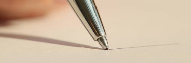 Tükenmez kalemin yakın çekim silindiri kağıda çizgi çeker. Yazılı bağlanma, kırtasiye malları