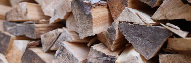 Şenlik ateşi için kesilmiş odun yığınlarını yakın çekim. Kış konsepti için toplanmış odun hazırlığı