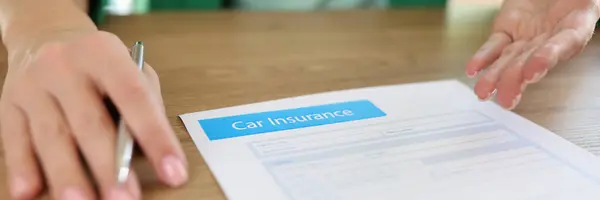 保险公司女性代理人提出签署汽车保险合同的特写镜头 汽车保险形式的概念 — 图库照片