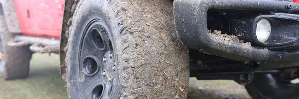 자동차의 더러운 바퀴를 클로즈업하고 도로에 진흙으로 여행의 — 스톡 사진