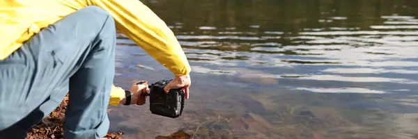 Close Man Taking Photo Lake Using Professional Camera Beauty Nature — 图库照片