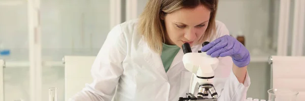 Female Scientist Microscope Test Tubes Laboratory Glassware Reagents Examining Many — Zdjęcie stockowe