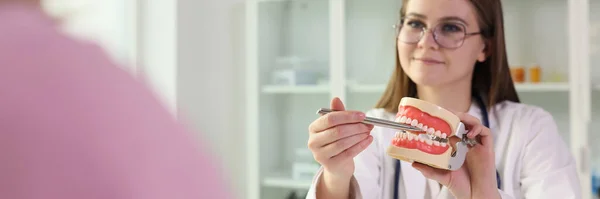 Une Jeune Femme Dentiste Explique Patiente Les Règles Des Soins — Photo