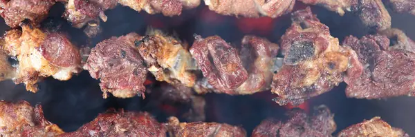 Draufsicht Auf Viele Metallspieße Mit Fleisch Grill Fleisch Auf Offenem — Stockfoto
