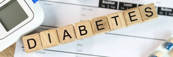 Word Diabetes Wird Aus Holzwürfeln Mit Tabletten Glukometer Und Blutzuckertests Stockbild